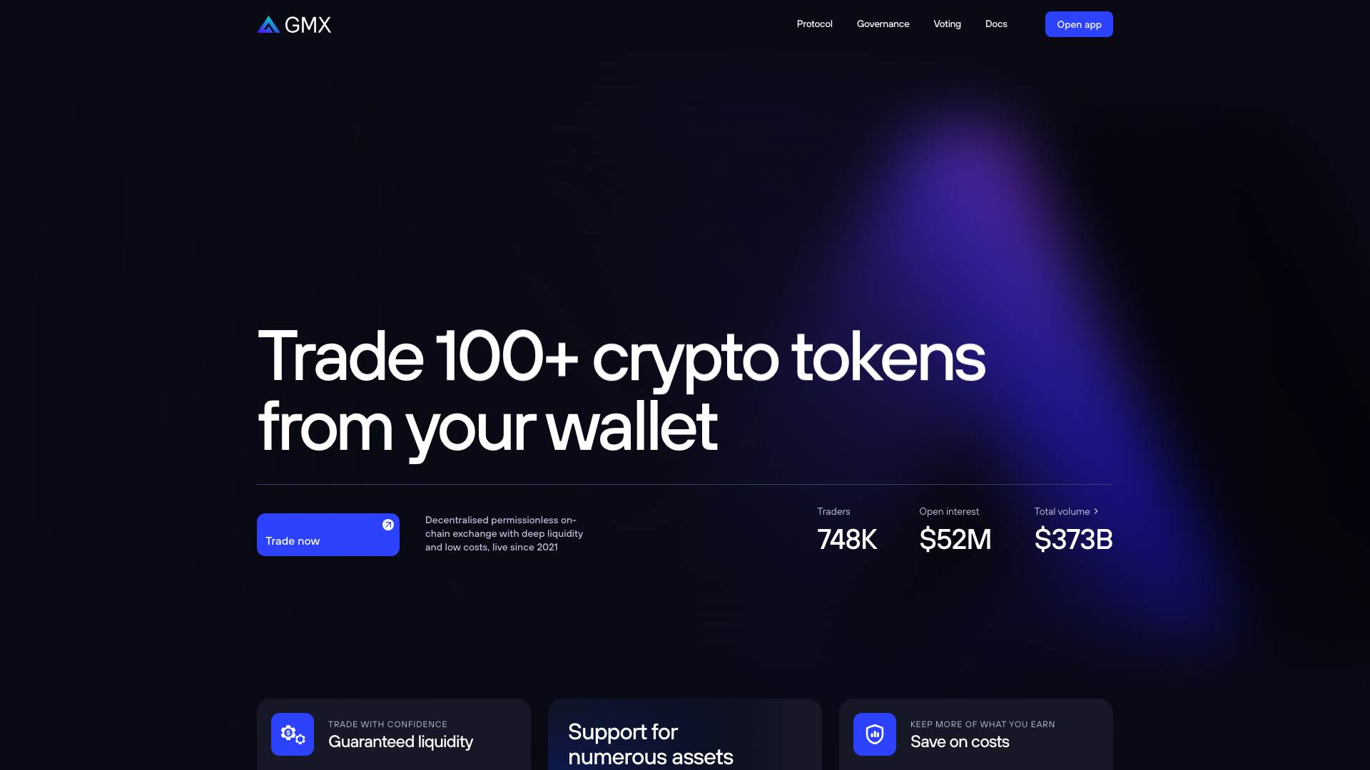 GMX homepage advertising trading 100+ crypto tokens from your wallet.